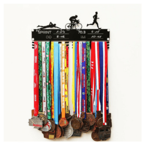 Mitalihenkari - triathlon jättimalli mieshahmoilla