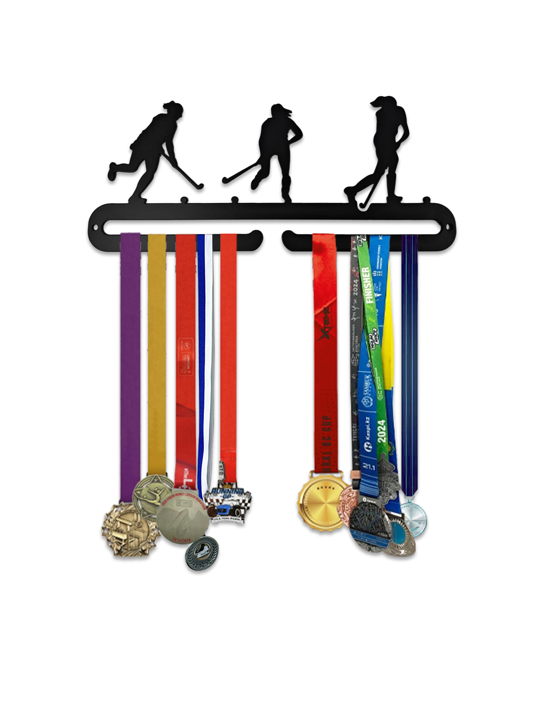 Tyttöjen salibandy-aiheinen teräksinen mitalihenkari, jossa kolme pelaajahahmoa ja poninhännät.