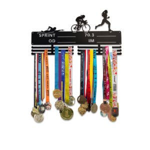 Triathlon-aiheinen jättikokoinen mitalihenkari, jossa naishahmo ui, pyöräilee ja juoksee.