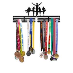 Jättikokoinen Finisher-mitalihenkari, jossa viisi juoksijaa ylittämässä maaliviivaa.